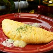 みんな大好きオムレツです。
トロトロに仕上がった卵ととろけるチーズをお楽しみください。