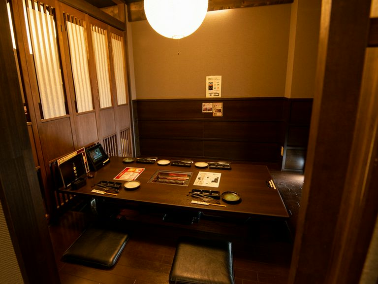 周りに気兼ねなく過ごせる個室は、寛げる掘りごたつ式