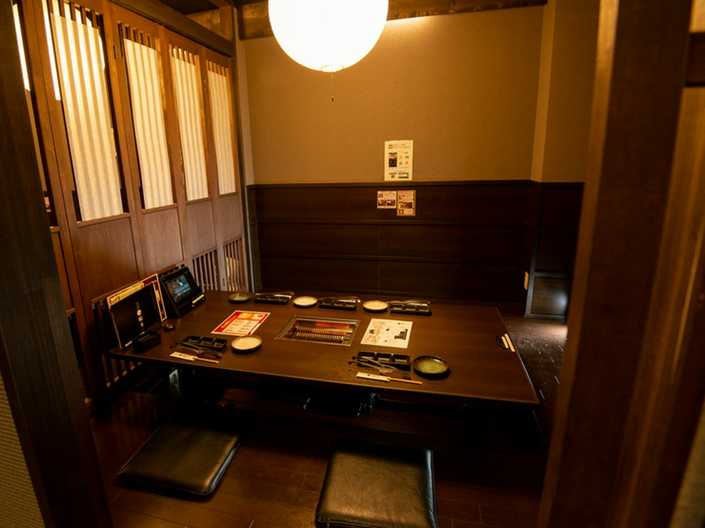 周りに気兼ねなく過ごせる個室は、寛げる掘りごたつ式