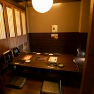 周りに気兼ねなく過ごせる個室は、寛げる掘りごたつ式