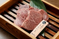 内モモの部分。脂肪が少なく柔らかい。