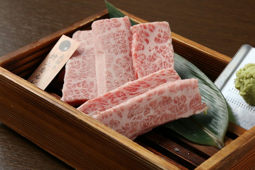 とろけるような食感がたまらない『飛騨牛特上カルビ』