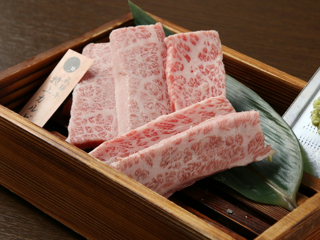 とろけるような食感がたまらない『飛騨牛特上カルビ』