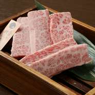 岐阜県飛騨の生産者、山武牧場より直送で届くA4～A5クラスの肉を使用。きめ細やかなサシの脂が口の中でまさにとろけます。わさび醤油でその旨みを堪能できます。