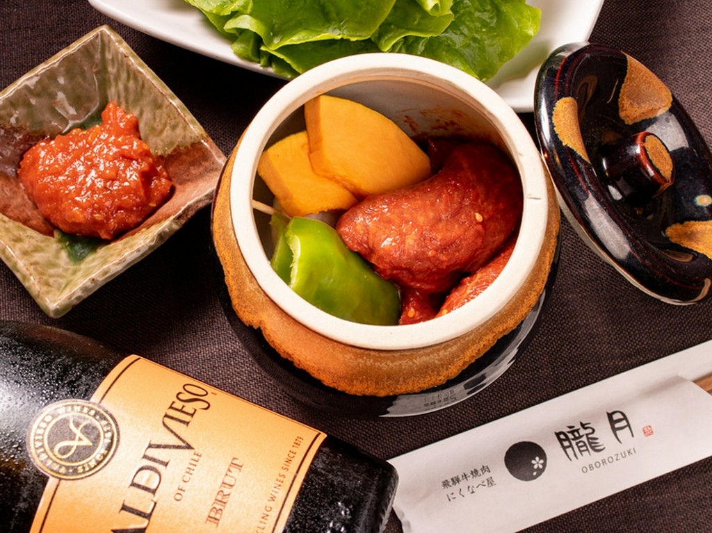 お酒とよく合う『本日の飛騨牛赤身辛味噌漬け　サンチュ付き』