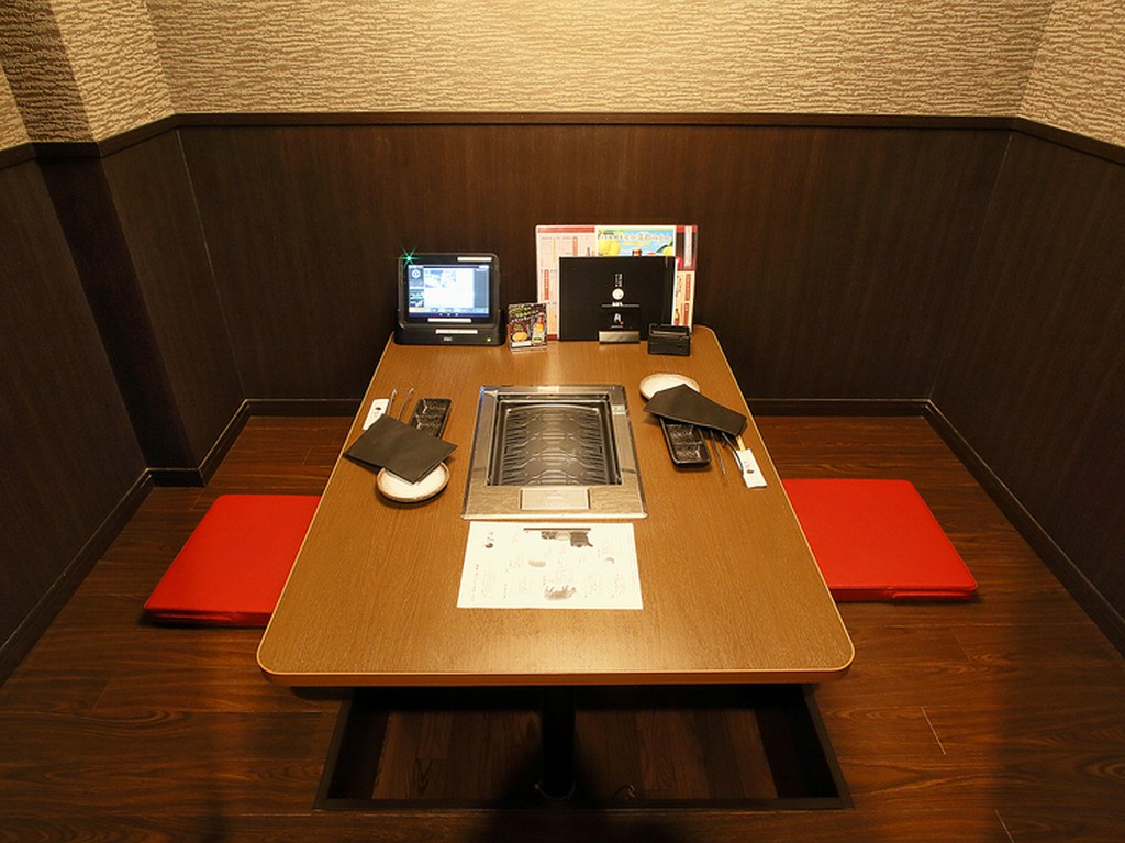 タッチパネルで自由に注文できる、和モダンな個室