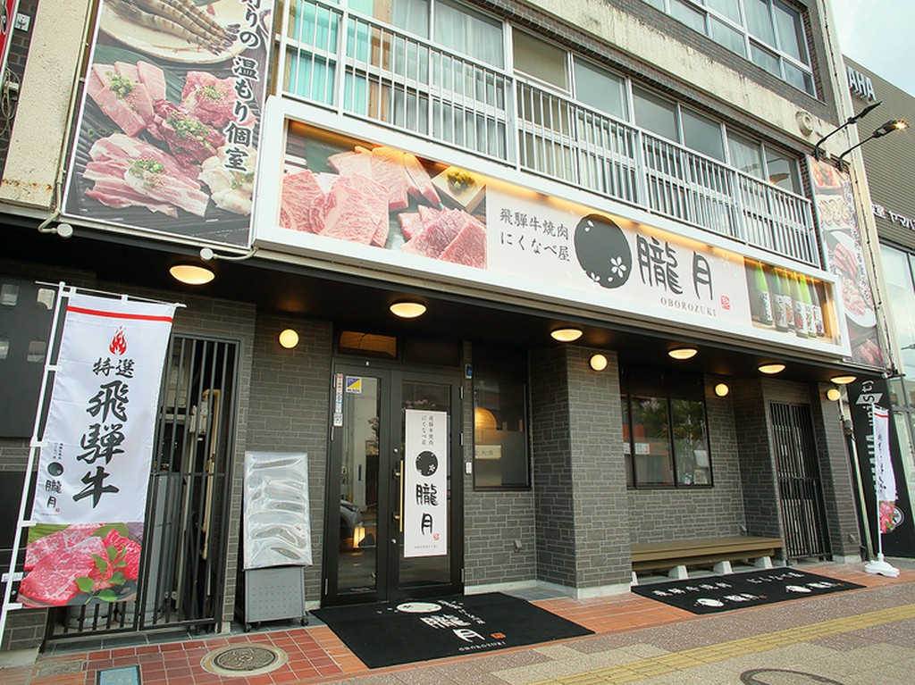  豊田市駅から徒歩5分ほど。スタイリッシュな外観