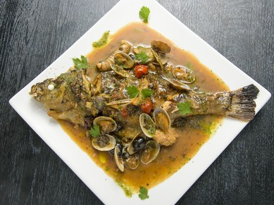 旬の鮮魚と魚介の出汁の旨みがしっかり味わえる『オススメ鮮魚のアクアパッツァ』