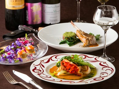 さまざまな銘柄から、料理によく合うワインをソムリエがセレクト