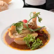ふっくらとしたあらかぶ（カサゴ）の身を口に含めば、とろけるような美味しさ。ソテーすることで引き立つ皮の香りも旨味のひとつに。