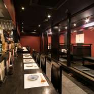 黒と赤を基調としたシックな大人の和空間が広がる店内で宴会をしてみませんか。飲み放題が付いたお得なコース料理をご準備しております。