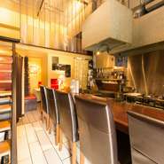 カウンター席は、デートでの利用にぴったりです。地元の新鮮な食材が、目の前でダイナミックに焼かれる風景や料理を五感で楽しみながら、2人だけの大切な時間を過ごしましょう。