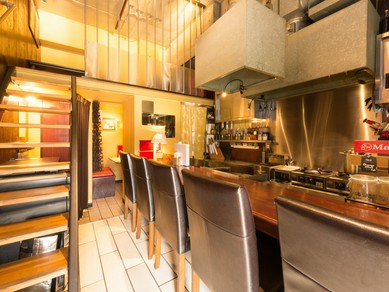 目の前で焼かれる風景を満喫しながら、カウンター席でデート