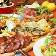 ボリュームたっぷりの肉料理をはじめ、テーブルを彩る華やかな料理が乙女心を鷲掴み。前菜やサラダなどで野菜もふんだんに使われており、バランスもばっちりです。