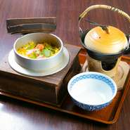 見た目にも気を配った品のある料理は、友人との食事の席を彩ってくれます。女性向けの果実入りカクテルやノンアルコールもあり、女子会利用にもおあつらえ向き。