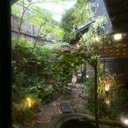 坪庭が一望できる部屋もあり。窓からの眺めは心休まるひとときを演出。夏は生命力溢れる木々の姿、冬は美しい雪模様など、季節を感じさせてくれます。接待にもおすすめです。