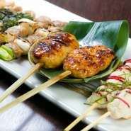 朝挽き鶏の焼鳥。『焼鳥盛り合わせ』は、5種類を2本ずつ、計10品を楽しめるので、最初の逸品にもおあつらえ向きです。