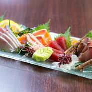 瀬戸内の旬の海の幸を用意。一品料理ももちろん美味ですが、やはりおすすめはお刺身。『盛り合わせ』では三点と五点を用意しています。