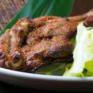 ボリューミーな骨付き鳥。やわらかな『雛鳥』、食べごたえのある『親鳥』、スパイシーな『ピリ辛』からお好きなものをチョイスできます。