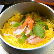 『北海蟹釜飯』など、厳選したお米と季節の素材で炊き上げる釜飯が自慢の逸品。ご注文いただいてから1品ひとしなおつくりいたします。セットの『おだし』と合わせて、釜飯茶漬けとしてもお楽しみいただけます。