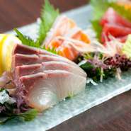 食材は地元産のものが中心です。市場から仕入れる瀬戸内の「鮮魚」や、朝挽きの「鶏肉」など、その時期その時期で一番良い素材をご用意しております。