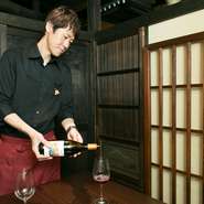 来ていただいたお客さまにご納得いただけるような接客を心がけ、その日のおすすめのご紹介なども積極的にさせていただきます。季節によっておすすめも異なりますので、変化もまたお楽しみのひとつです。