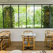 贈られてうれしいお菓子や紅茶、そして雑貨たち。いつ食べてもほっとするレストランとして、地元のゲストをはじめ多くのファンに愛されています。おしゃれして訪れたくなる、とっておきの素敵なお店です。