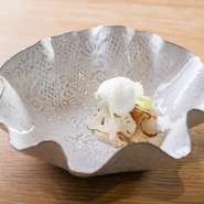 白を基調とした光が差し込む店内。器にもこだわり、フランス製の食器や鳥取県内の窯元でつくられたオンリーワンの器などを使用しています。至る所にフランスのエッセンスも感じられる、優しい空間が広がっています。