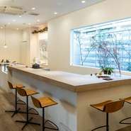 オープンキッチンの調理風景を眺められるカウンター席は、通好みの特等席。素材から料理に昇華されていく過程を楽しみながら、五感で最後まで楽しいひと時を過ごせます。デートや記念日にも喜ばれそうです。