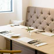 自然体でいられる、肩ひじ張らないフレンチレストラン。ソファにゆったり腰かけて、鳥取県産・山陰産食材が織りなす美味しい料理とワインを味わえます。「私らしさ」を取り戻せるような、穏やかな時が流れます。