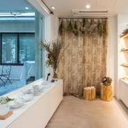 フランス菓子をベースに【フェデネージュ】らしさをプラスした“贈られて嬉しいお菓子”も販売。雑貨や器、フランスの人気紅茶店「CHA YUAN」のフレーバーティーなど、大切な人への贈り物選びも楽しいひと時です。