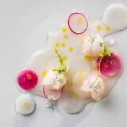 コースに必ず取り入れている日本海の魚介たち。甘さを引き立てた海老のぷりぷり食感と、鮮やかな紅芯大根のシャキシャキとした歯触りがベストマッチ。この土地ならではの味わいを堪能できます。