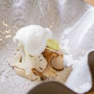 雪の妖精という意味を持つ【フェデネージュ】。泡状の白バイ貝の出汁を積雪に見立てた一品です。炙ったカリフラワーはまるで雪の結晶。魚介の旨みとカリフラワーピューレの優しい口どけに心が和みます。