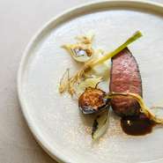 自然豊かな大山町で飼育された、「鳥取県産牛」をチョイス。『ヒレ肉のロースト梨と玉ねぎのソースで』では一皿丸ごと、鳥取県産食材を堪能できます。噛みしめる度に肉の旨みが広がります。