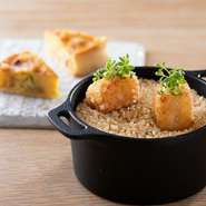 趣向を凝らした盛り付けで幸せな気持ちになれる『前菜』。季節感を意識した魅せ方や食材を五感で楽しめます。この日は鳥取県産の蟹を使った米粉のクリームコロッケとキッシュ。少量多食で心もお腹も満たされます。