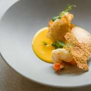 ラテン語で「回復する」という意味を持つ“Restaurer（レストゥール）”がレストランの語源。「癒されて欲しい」という想いを大切にコースには必ず『あたたかいスープ』を取り入れ、体に優しい構成にされています。