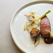 赤と白の鮮やかなコントラストが美しく、奥深い味わいと柔らかな肉質が特徴の「鳥取県産牛」をチョイス。『ヒレ肉のロースト梨と玉ねぎのソースで』では一皿丸ごと、鳥取県産食材を堪能できます。