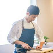 鳥取県産食材をふんだんに取り入れたコースを、気軽に楽しんでほしいという想いは料理だけでなく価格設定にも。生産者との連携を大切に良質食材を選び、素材の旨みを引き出した料理で、ゲストに笑顔をもたらします。