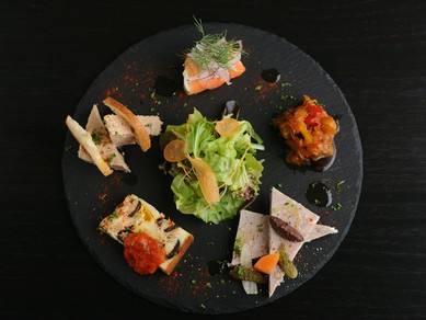 軽めの晩酌や、プリフィクスコースのオープニングにもふさわしい『前菜盛り合わせ』