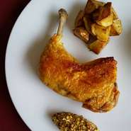 外はパリパリと中はしっとり。
鶏肉をハーブと岩塩でマリネして、じっくりとオイルで火入れしました。