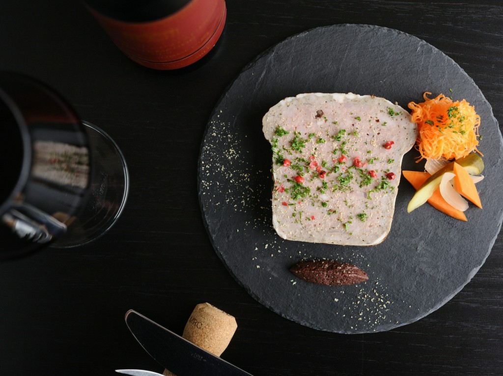 レバーが得意でない方にも食べやすいよう、シェフの思いが込められた『田舎風パテ』