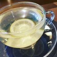 期間限定
洲本市の平岡農園の無農薬レモンと蜂蜜のシロップで作るホットはちみつレモン