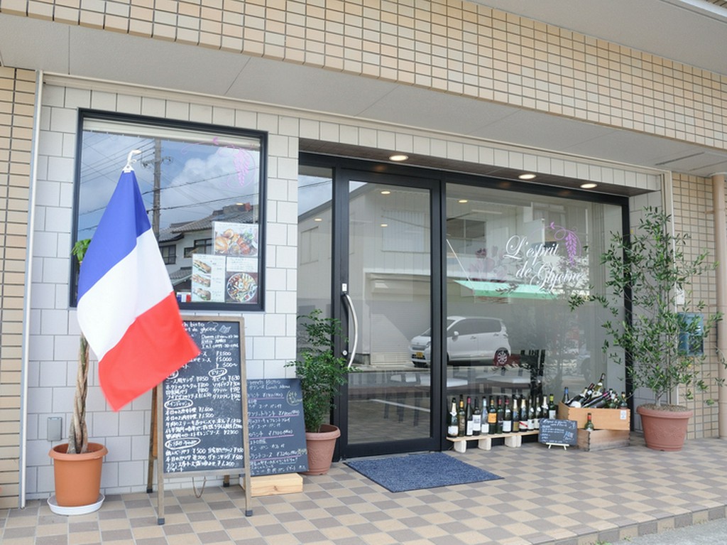 路地裏のフランス国旗を目指して