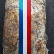 お肉のテリーヌです。
フランスの伝統的な田舎風パテ。
ハーフサイズ￥５５００約１キロ
丸ごと１本￥10,000約２キロ
贈り物に人気です。
真空パックでお届け。
１０日前までの予約