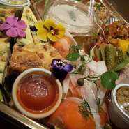 フランス惣菜の冷前菜の盛り合わせ
ワインに合う様にお作りしております。