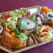 通常の惣菜オードブルをグレードアップ
本日のおすすめのお肉料理が入った一番人気のオードブルです！