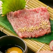 美味しい肉料理を提供するため、店内では日本トップブランドの「神戸牛」をはじめ、質の高い和牛のみを使用しています。塩やタレなど、食材だけではなく調味料にもこだわり満足いただけるものを提供しています。