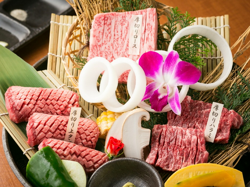 牛肉の美味しさが口いっぱいに広がる『厚切り三種盛』