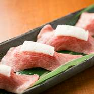 数あるメニューの中でも、一番注文を受けるのがこのにぎりです。肉のみならず、お米・塩などの調味料にもこだわっているので文句なしの美味しさ。料理人のお肉への愛情が伝わってくる逸品です。