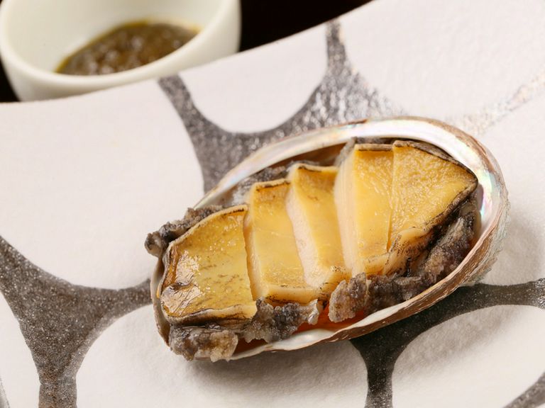 贅沢なひと皿『鮑の酒むし 肝バターソース』